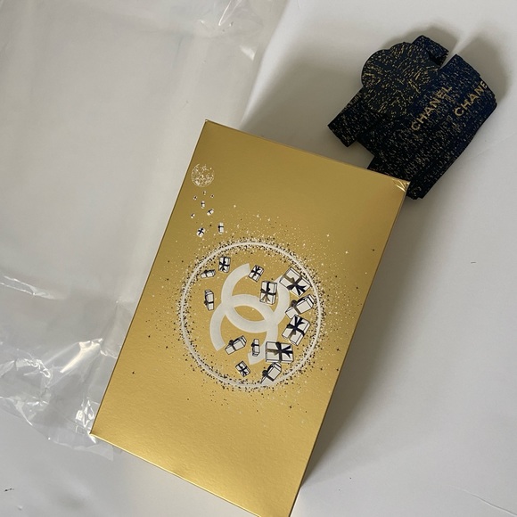 CHANEL Holiday Beauty Box with Ribbon & Flower - Picture 2 of 9